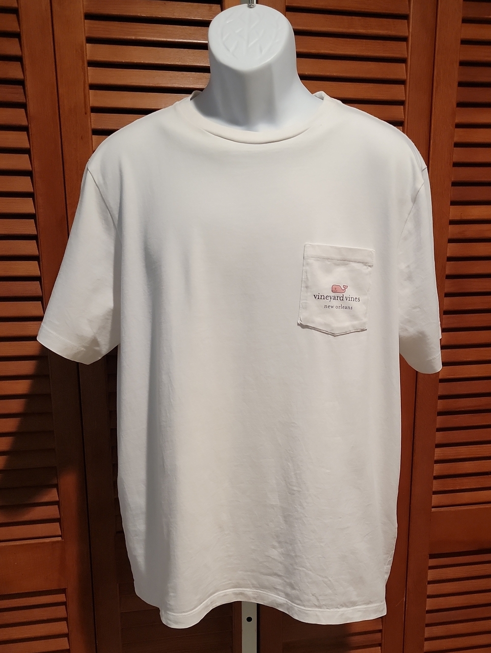 VINEYARD VINES NEW ORLEAN'S MARDI GRAS WHALE SHORT SLEEVE POCKET UNISEX TEE
